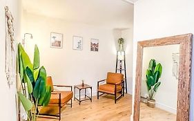 Oasis Split Level Flat In Zone 1